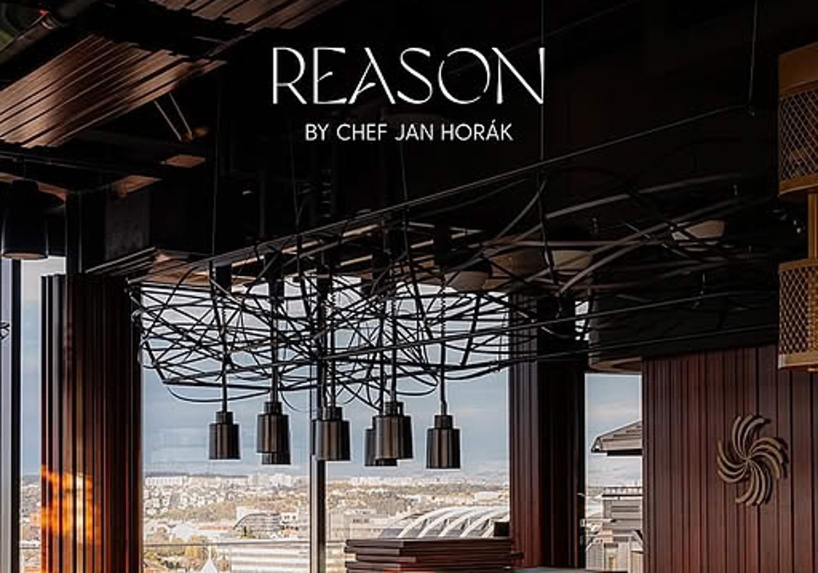 Interiér restaurace REASON s výhledem na Prahu